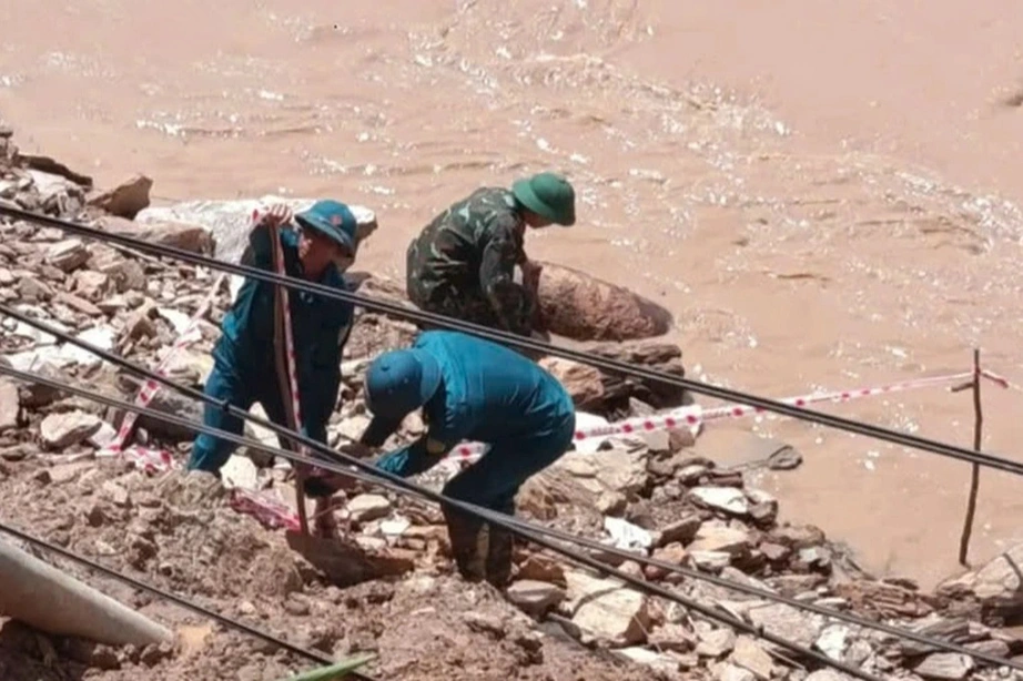 Phát hiện quả bom nặng khoảng 100kg ở quốc lộ 7 tại Nghệ An- Ảnh 1. Phát hiện quả bom nặng khoảng 100kg ở quốc lộ 7 tại Nghệ An- Ảnh 1.