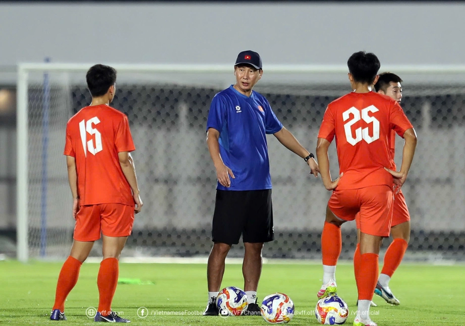 “Trò cưng” HLV Troussier mừng vì thay đổi lớn ở chung kết U23 Đông Nam Á 2025- Ảnh 2. “Trò cưng” HLV Troussier mừng vì thay đổi lớn ở chung kết U23 Đông Nam Á 2025- Ảnh 2.
