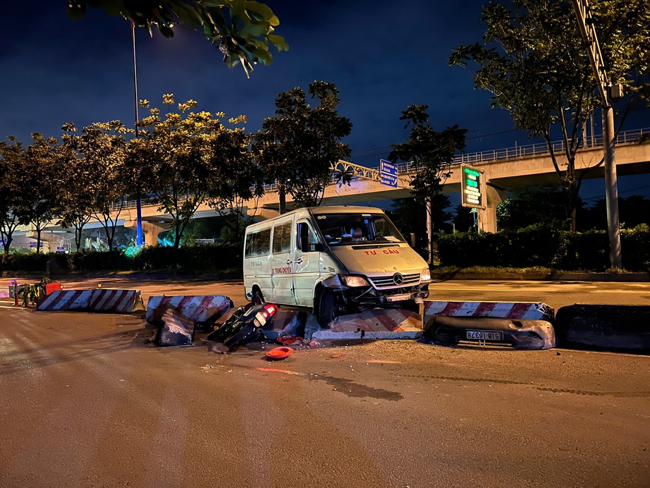 TP.HCM: Tông vào hiện trường vụ tai nạn, 2 người nhập viện cấp cứu- Ảnh 2. TP.HCM: Tông vào hiện trường vụ tai nạn, 2 người nhập viện cấp cứu- Ảnh 2.