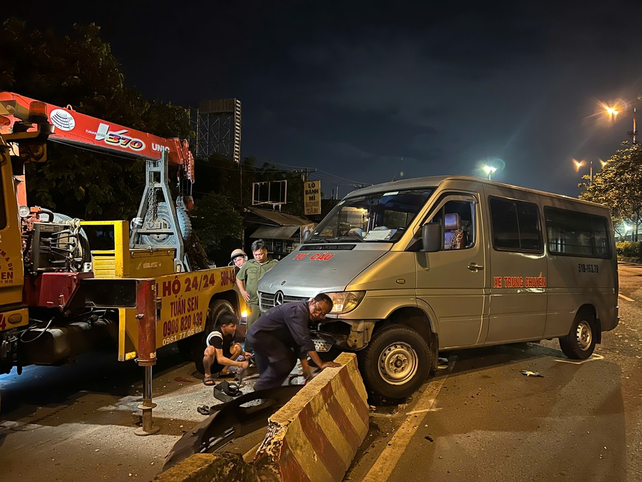 TP.HCM: Tông vào hiện trường vụ tai nạn, 2 người nhập viện cấp cứu- Ảnh 1. TP.HCM: Tông vào hiện trường vụ tai nạn, 2 người nhập viện cấp cứu- Ảnh 1.