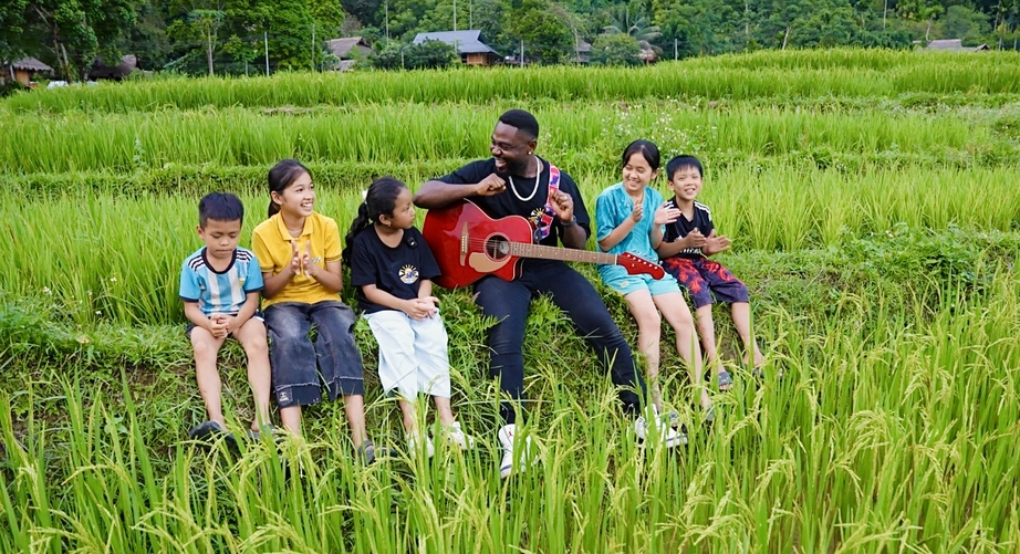 YouTuber người Nigeria Cee Jay bắt cá, sống giữa chuồng vịt khi tham gia Cha con vạn dặm- Ảnh 1.