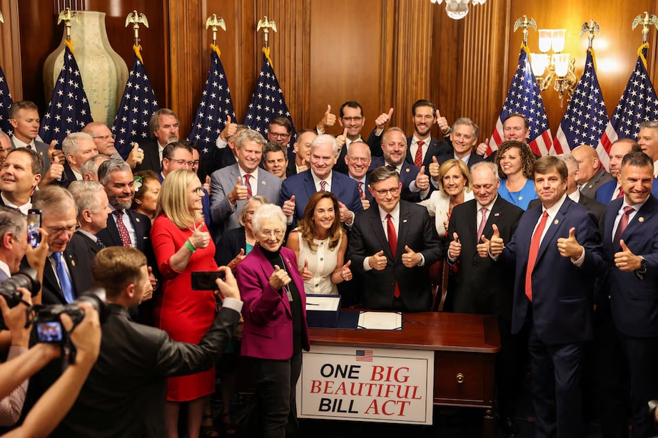 Quốc hội Mỹ thông qua dự luật cắt giảm thuế và chi tiêu quy mô lớn của ông Trump- Ảnh 1. Quốc hội Mỹ thông qua dự luật cắt giảm thuế và chi tiêu quy mô lớn của ông Trump- Ảnh 1.