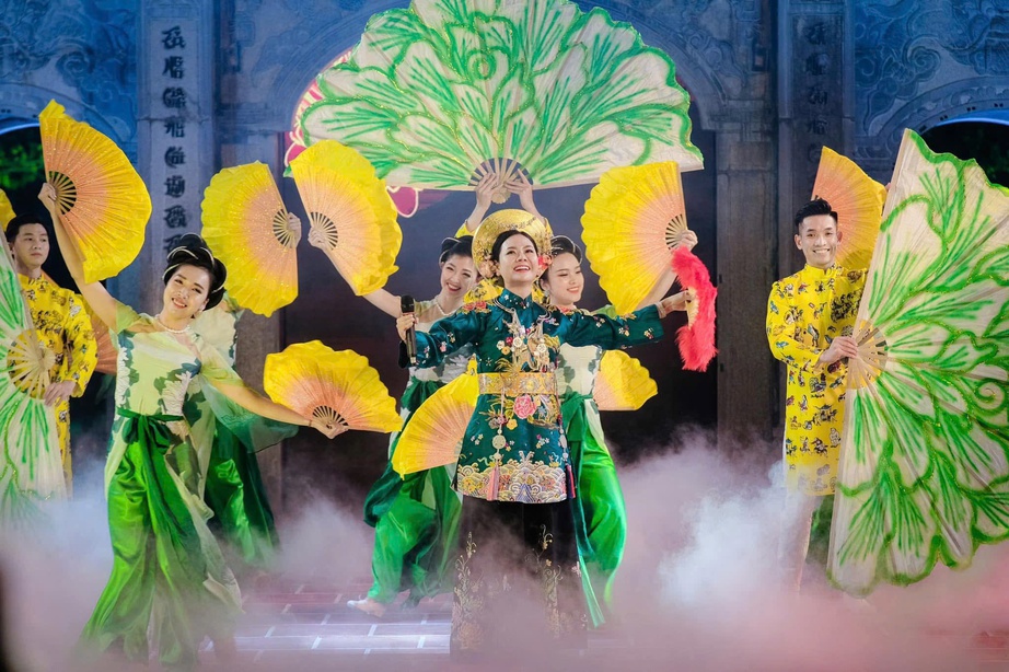 Ca sĩ, Ths - Đại úy Lương Nguyệt Anh, giảng viên Khoa Thanh nhạc (Trường Đại học Văn hóa Nghệ thuật Quân đội). Ca sĩ, Ths - Đại úy Lương Nguyệt Anh, giảng viên Khoa Thanh nhạc (Trường Đại học Văn hóa Nghệ thuật Quân đội).