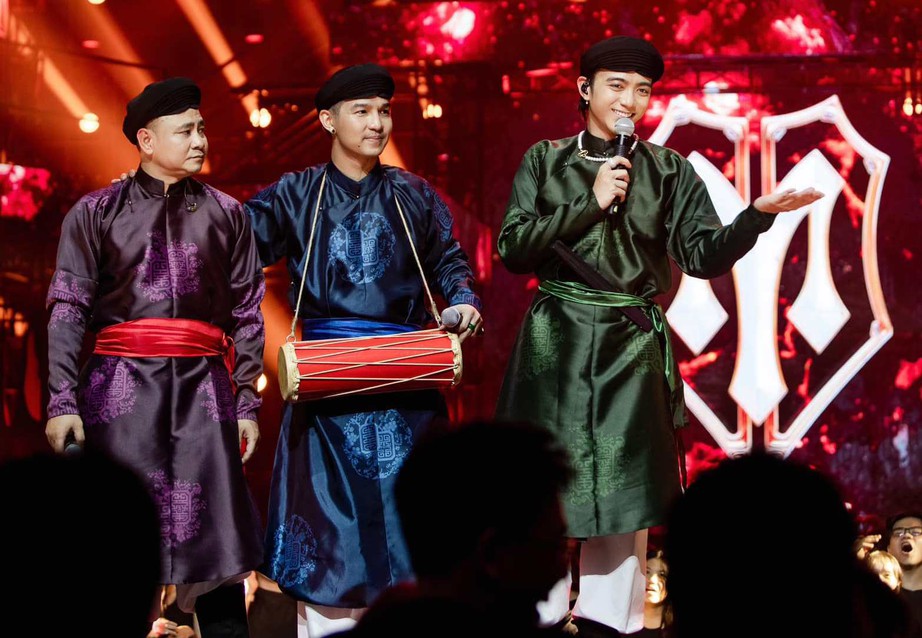 NSND Tự Long, Cường Seven, Soobin (từ trái sang) biểu diễn tiết mục Trống cơm tại show Anh trai vượt ngàn chông gai. NSND Tự Long, Cường Seven, Soobin (từ trái sang) biểu diễn tiết mục Trống cơm tại show Anh trai vượt ngàn chông gai.