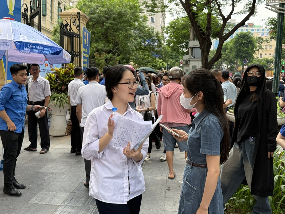 Bộ GD&ĐT công bố đáp án môn tiếng Anh thi tốt nghiệp THPT 2025- Ảnh 1. Bộ GD&ĐT công bố đáp án môn tiếng Anh thi tốt nghiệp THPT 2025- Ảnh 1.