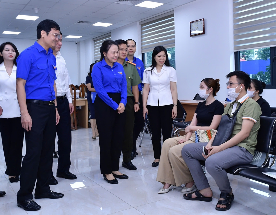 Thanh niên tình nguyện Thủ đô giúp người dân sử dụng dịch vụ công trực tuyến- Ảnh 1. Thanh niên tình nguyện Thủ đô giúp người dân sử dụng dịch vụ công trực tuyến- Ảnh 1.