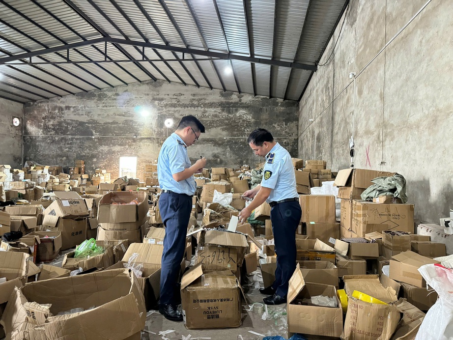 Triệt phá kho hàng khủng nguồn từ Trung Quốc, liên kết với hàng trăm tài khoản TikTok- Ảnh 1. Triệt phá kho hàng khủng nguồn từ Trung Quốc, liên kết với hàng trăm tài khoản TikTok- Ảnh 1.