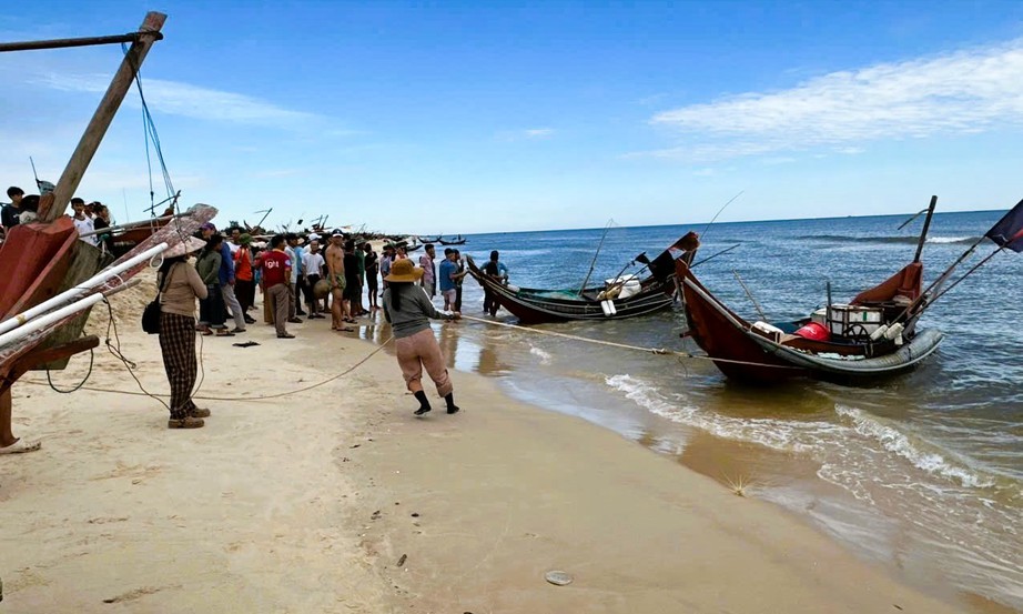 Tìm kiếm ngư dân mất tích khi đánh bắt hải sản trên biển ở Quảng Trị- Ảnh 1. Tìm kiếm ngư dân mất tích khi đánh bắt hải sản trên biển ở Quảng Trị- Ảnh 1.