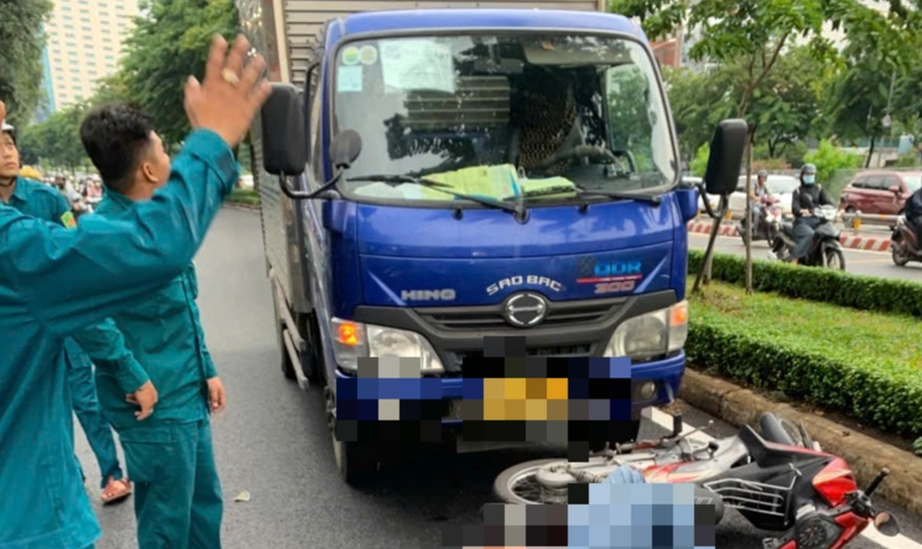 Truy tìm tài xế tông trúng hai cha con đi xe máy ở TP.HCM rồi bỏ trốn- Ảnh 1.