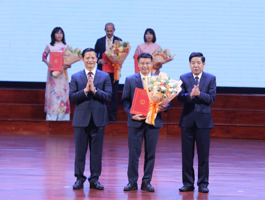 Phó Thủ tướng Nguyễn Hòa Bình nhấn nút khởi công dự án xây dựng nhà ở xã hội tại Bắc Ninh- Ảnh 1.