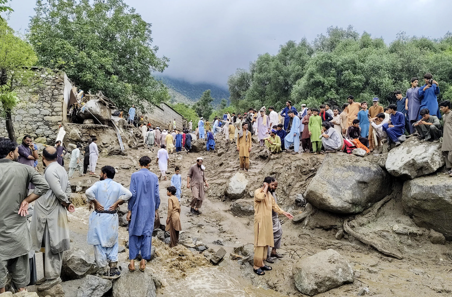 Mưa lớn gây lũ quét, sạt lở khiến hơn 250 người thiệt mạng tại Pakistan và Ấn Độ- Ảnh 1. Mưa lớn gây lũ quét, sạt lở khiến hơn 250 người thiệt mạng tại Pakistan và Ấn Độ- Ảnh 1.