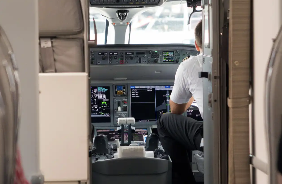 Cơ trưởng British Airways bị đình chỉ vì mở cửa buồng lái cho gia đình xem lúc bay- Ảnh 1.