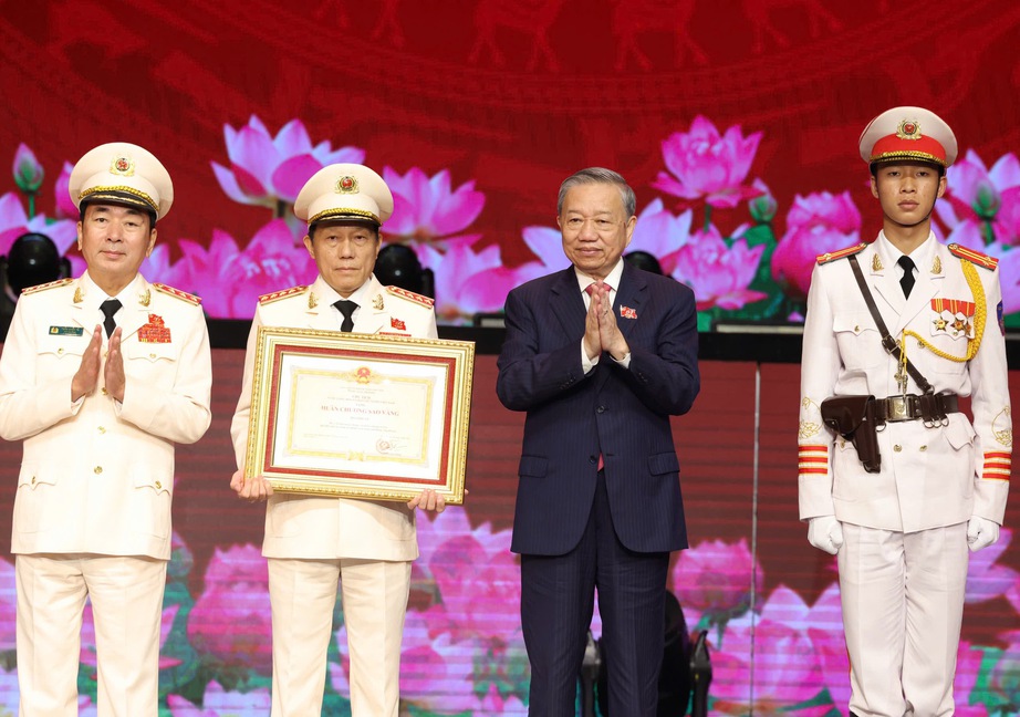 Tổng Bí thư: Công an nhân dân là "lá chắn" và "thanh kiếm" bảo vệ chế độ, bảo vệ nhân dân- Ảnh 4.