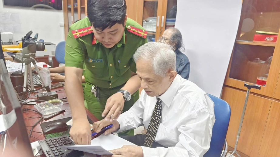Hà Nội: Công an phường tận tụy ca tối, dân hài lòng- Ảnh 1.