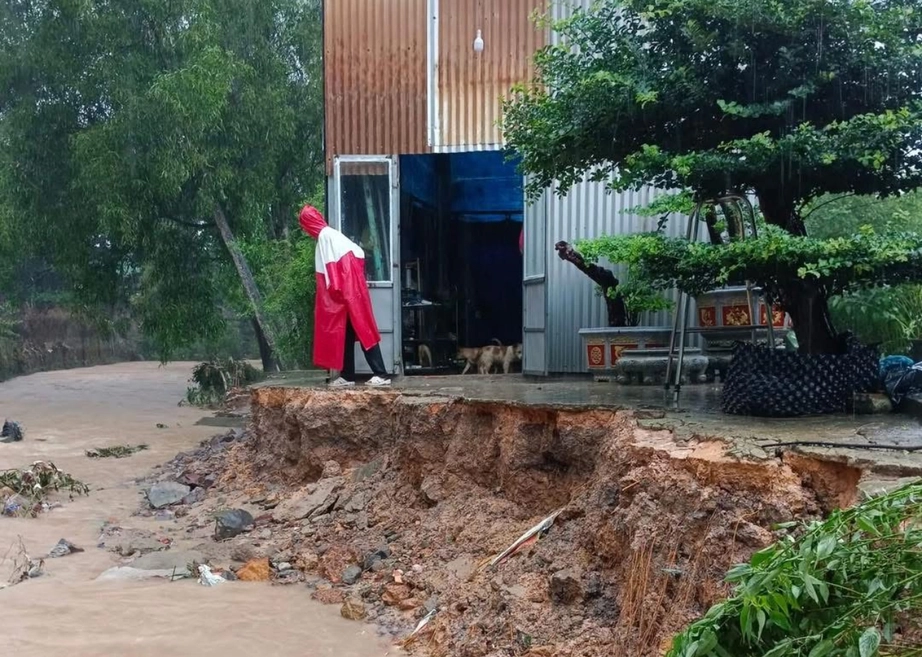 Mưa kéo dài gây sạt lở ở nhà dân tại Đồng Nai- Ảnh 1. Mưa kéo dài gây sạt lở ở nhà dân tại Đồng Nai- Ảnh 1.