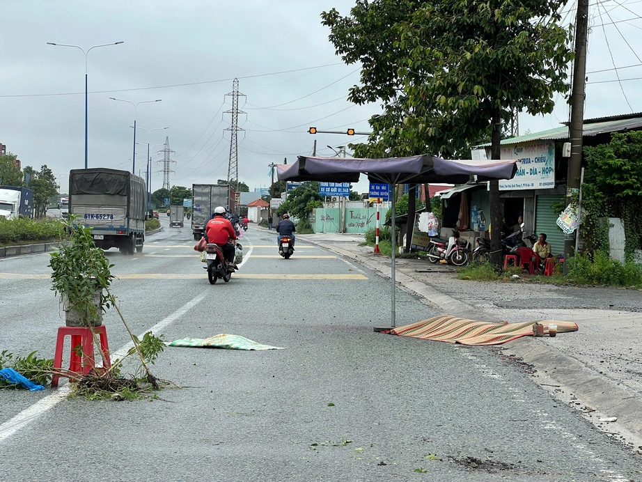 Người đàn ông tử vong ở làn xe máy, nghi bị ô tô cán - Ảnh 1. Người đàn ông tử vong ở làn xe máy, nghi bị ô tô cán - Ảnh 1.
