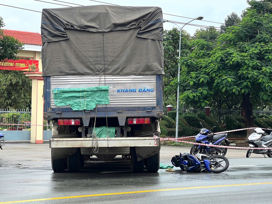 Xe máy văng vào bánh xe tải sau cú phanh gấp, nam thanh niên tử vong- Ảnh 1.