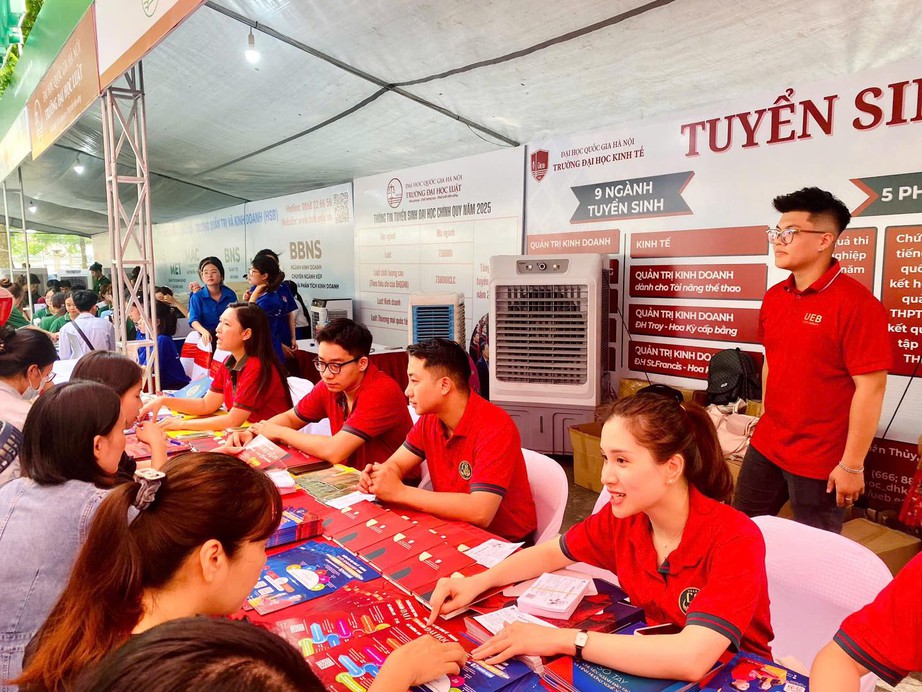 ĐH Kinh tế Quốc dân công bố điểm chuẩn 2025, cao nhất 28,83 điểm- Ảnh 1.