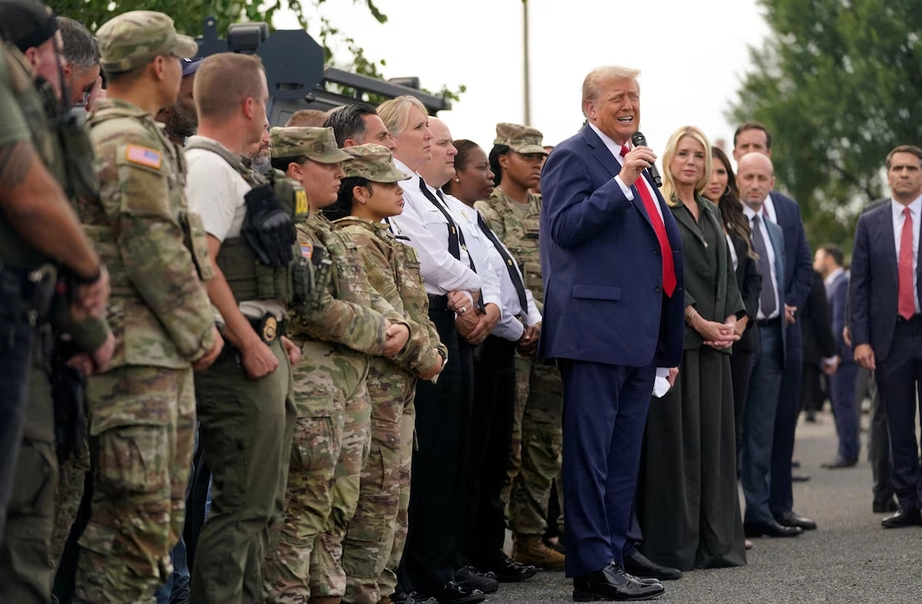 Ông Trump thăm cảnh sát, quân đội tại Washington trong chiến dịch trấn áp tội phạm- Ảnh 1.