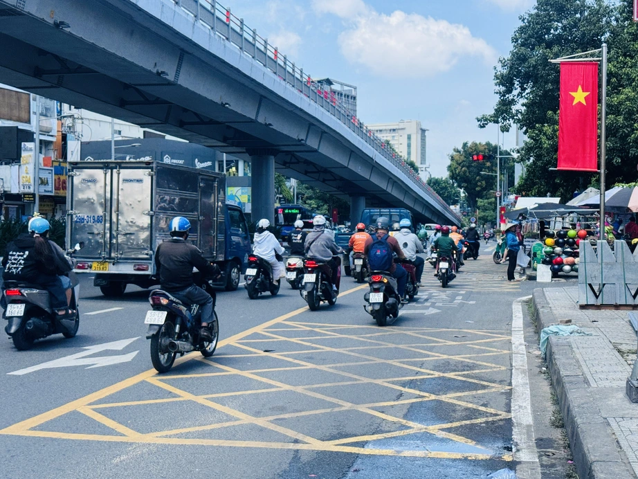 TP.HCM mở rộng vạch mắt võng tại 12 giao lộ: Giải pháp giảm kẹt xe, tăng hiệu quả rẽ phải- Ảnh 2. TP.HCM mở rộng vạch mắt võng tại 12 giao lộ: Giải pháp giảm kẹt xe, tăng hiệu quả rẽ phải- Ảnh 2.