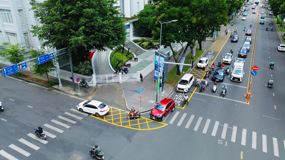 TP.HCM mở rộng vạch mắt võng tại 12 giao lộ: Giải pháp giảm kẹt xe, tăng hiệu quả rẽ phải- Ảnh 1. TP.HCM mở rộng vạch mắt võng tại 12 giao lộ: Giải pháp giảm kẹt xe, tăng hiệu quả rẽ phải- Ảnh 1.
