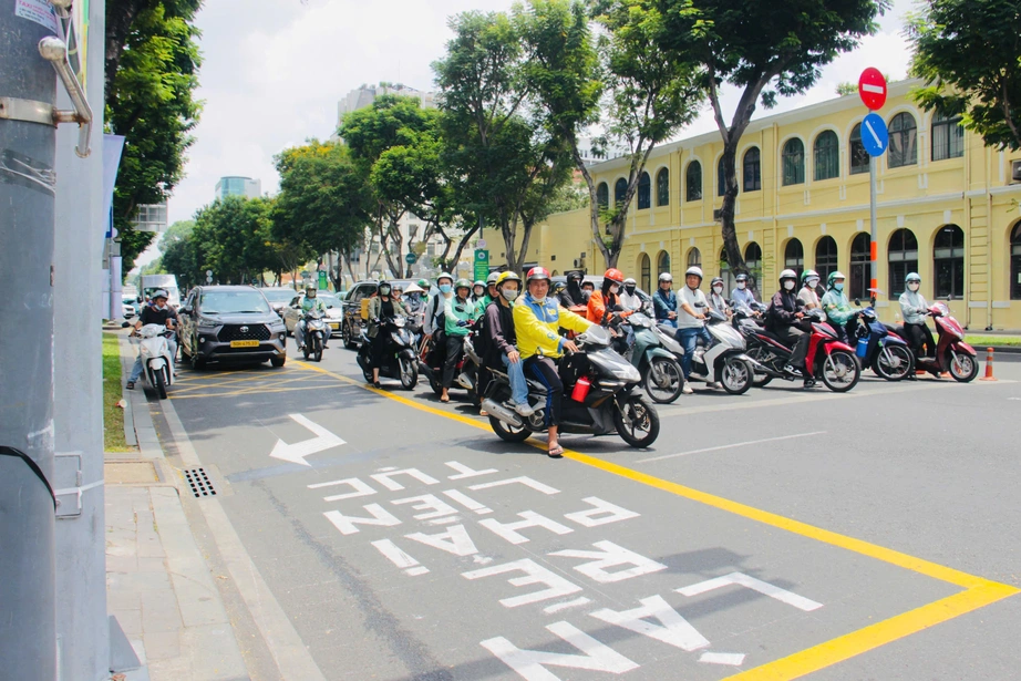 TP.HCM mở rộng vạch mắt võng tại 12 giao lộ: Giải pháp giảm kẹt xe, tăng hiệu quả rẽ phải- Ảnh 3. TP.HCM mở rộng vạch mắt võng tại 12 giao lộ: Giải pháp giảm kẹt xe, tăng hiệu quả rẽ phải- Ảnh 3.