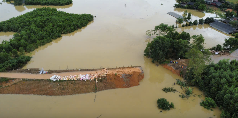 Ứng phó Bão số 5: Yêu cầu bảo đảm đê điều, công trình thủy lợi- Ảnh 1. Ứng phó Bão số 5: Yêu cầu bảo đảm đê điều, công trình thủy lợi- Ảnh 1.