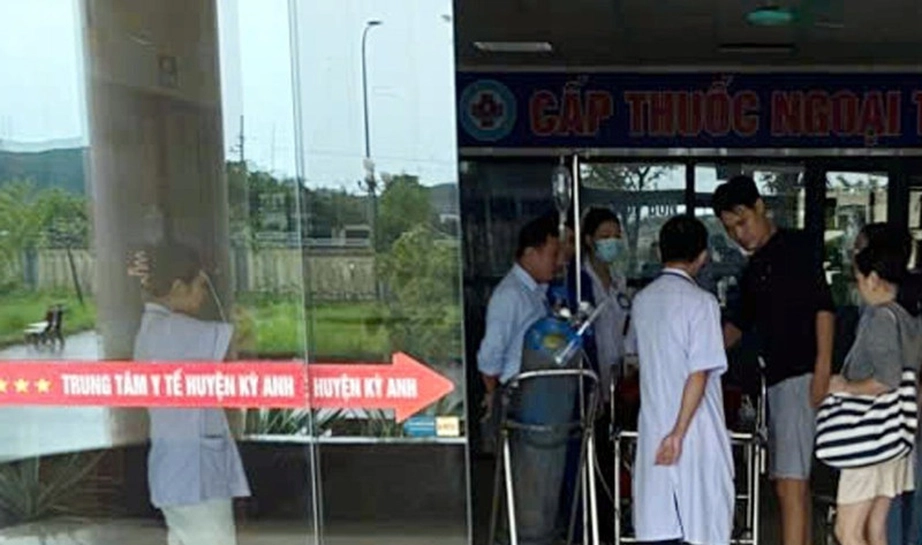Nghẹt thở cấp cứu hai người ngạt khí hôn mê do chạy máy phát điện trong nhà- Ảnh 1.