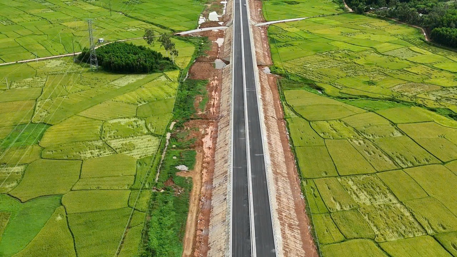 Xuyên lễ thi công, đưa loạt dự án cao tốc trọng điểm về đích sớm- Ảnh 4. Xuyên lễ thi công, đưa loạt dự án cao tốc trọng điểm về đích sớm- Ảnh 4.