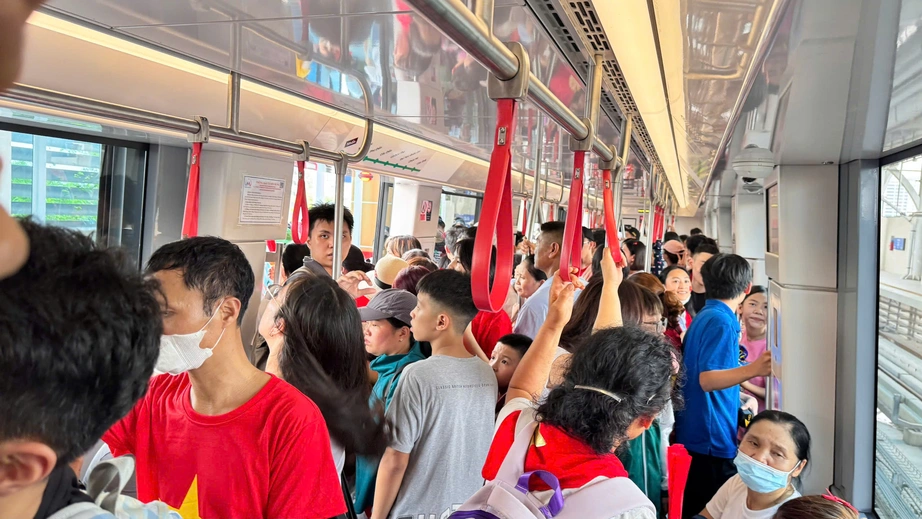 Xe buýt, tàu điện chạy hết công suất giải tỏa hành khách sau tổng duyệt A80- Ảnh 2. Xe buýt, tàu điện chạy hết công suất giải tỏa hành khách sau tổng duyệt A80- Ảnh 2.