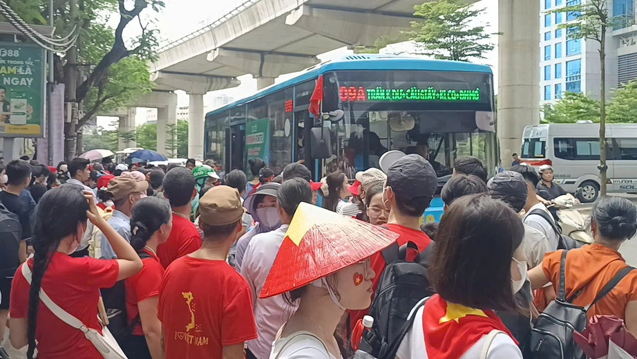 Xe buýt, tàu điện chạy hết công suất giải tỏa hành khách sau tổng duyệt A80- Ảnh 1. Xe buýt, tàu điện chạy hết công suất giải tỏa hành khách sau tổng duyệt A80- Ảnh 1.