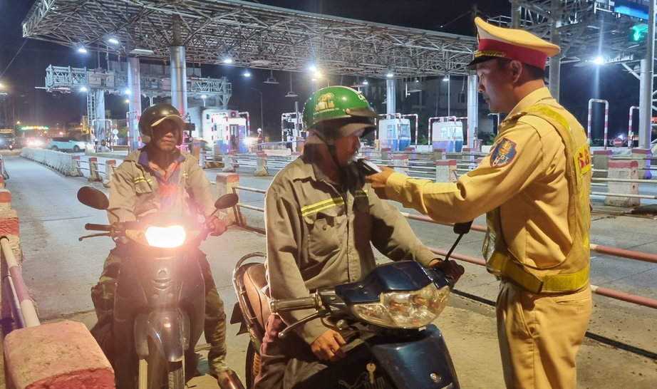 Gần 1.000 “ma men” bị tạm giữ phương tiện trong ngày đầu nghỉ lễ 2/9- Ảnh 1.