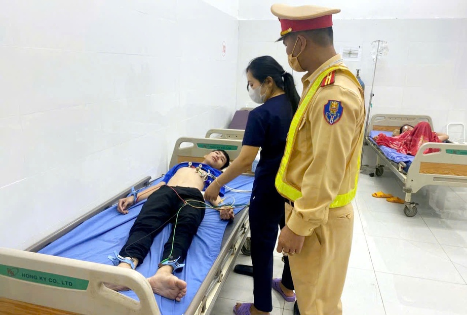 CSGT Lâm Đồng dùng xe đặc chủng đưa thanh niên bị nhồi máu cơ tim đi cấp cứu- Ảnh 1. CSGT Lâm Đồng dùng xe đặc chủng đưa thanh niên bị nhồi máu cơ tim đi cấp cứu- Ảnh 1.