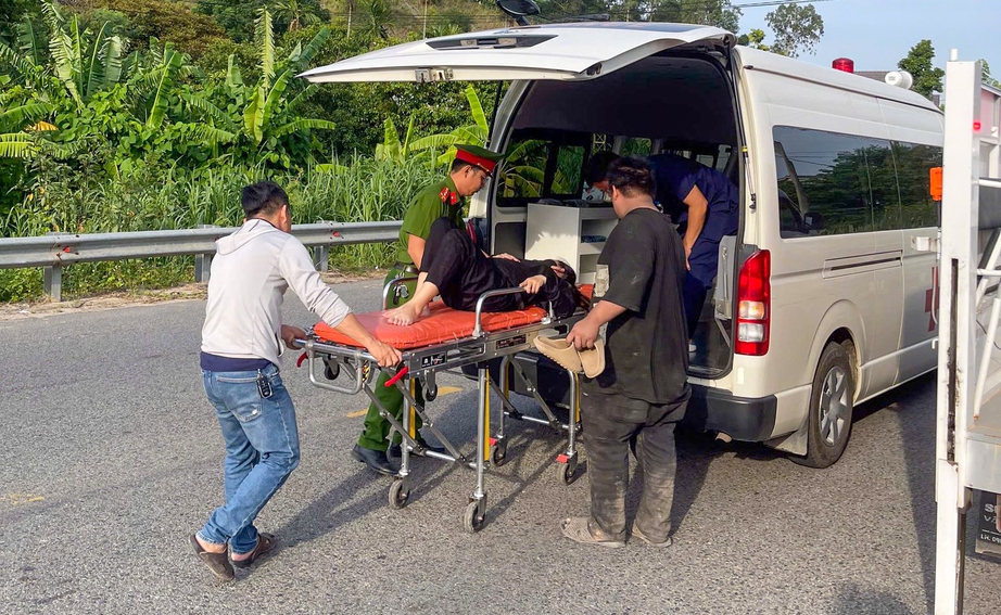 Công an xã đưa thai phụ 7 tháng bị tai nạn giao thông đi cấp cứu- Ảnh 1. Công an xã đưa thai phụ 7 tháng bị tai nạn giao thông đi cấp cứu- Ảnh 1.