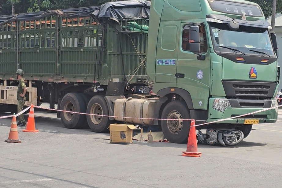 Xe đầu kéo va chạm xe máy, nữ công nhân tử vong thương tâm- Ảnh 1. Xe đầu kéo va chạm xe máy, nữ công nhân tử vong thương tâm- Ảnh 1.
