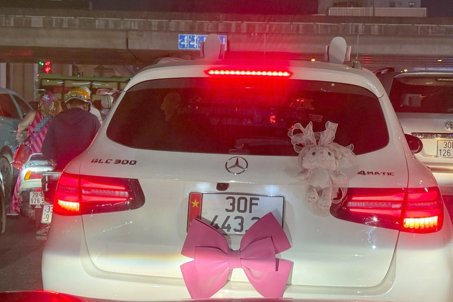 Hà Nội: Đã xác định được danh tính chủ ô tô Mercedes dán nơ che lấp biển số- Ảnh 1. Hà Nội: Đã xác định được danh tính chủ ô tô Mercedes dán nơ che lấp biển số- Ảnh 1.