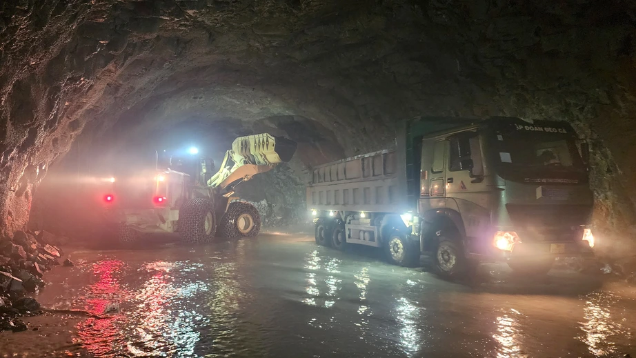 Thi công xuyên lễ, quyết tâm thông hầm Phượng Hoàng trong tháng 11- Ảnh 2. Thi công xuyên lễ, quyết tâm thông hầm Phượng Hoàng trong tháng 11- Ảnh 2.