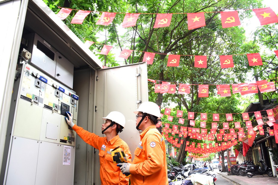 Lập nguồn kép, bổ sung máy phát công suất lớn đảm bảo điện cho đại lễ Quốc khánh 80 năm- Ảnh 1. Lập nguồn kép, bổ sung máy phát công suất lớn đảm bảo điện cho đại lễ Quốc khánh 80 năm- Ảnh 1.