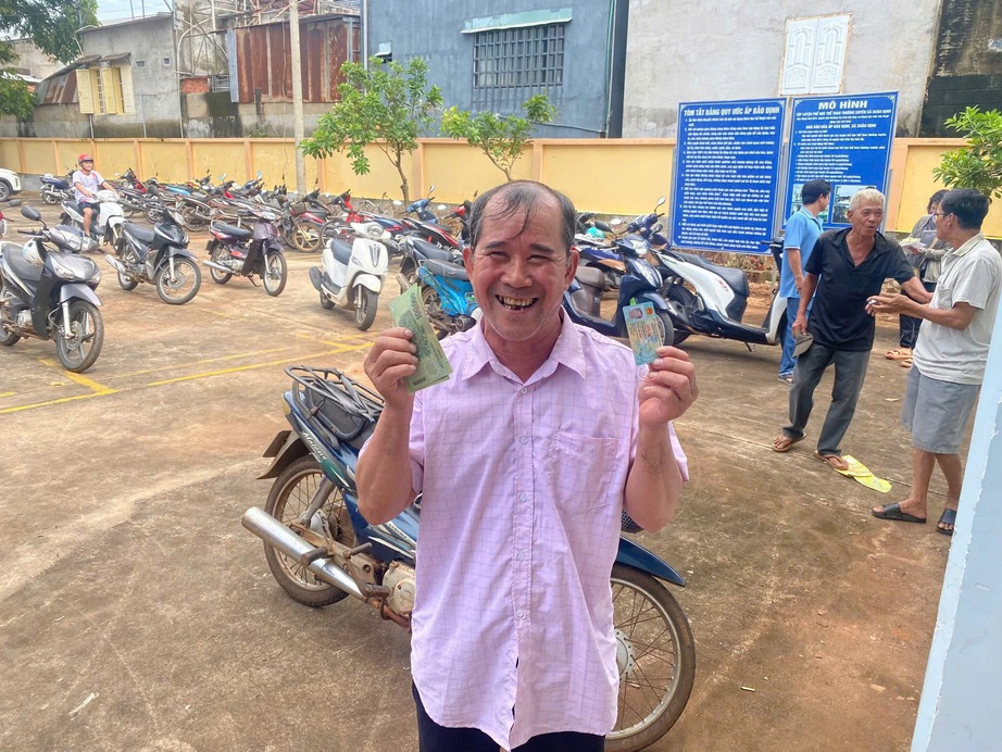 Đồng Nai: Công an xã đi từng ngõ, gõ cửa từng nhà mang quà Tết Độc lập đến người dân- Ảnh 1. Đồng Nai: Công an xã đi từng ngõ, gõ cửa từng nhà mang quà Tết Độc lập đến người dân- Ảnh 1.