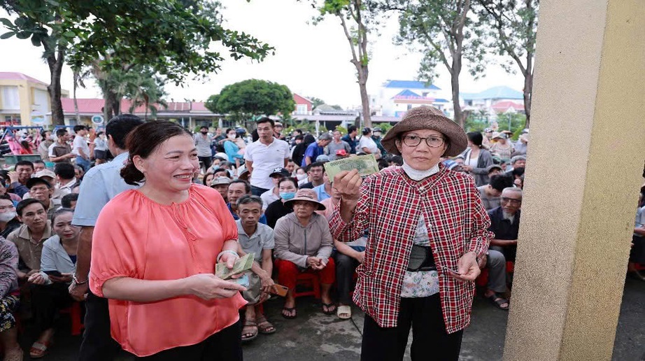 Đồng Nai: Công an xã đi từng ngõ, gõ cửa từng nhà mang quà Tết Độc lập đến người dân- Ảnh 8. Đồng Nai: Công an xã đi từng ngõ, gõ cửa từng nhà mang quà Tết Độc lập đến người dân- Ảnh 8.