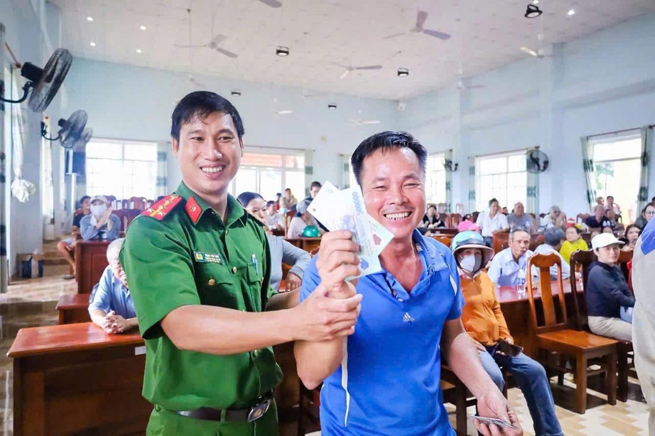 Đồng Nai: Công an xã đi từng ngõ, gõ cửa từng nhà mang quà Tết Độc lập đến người dân- Ảnh 7. Đồng Nai: Công an xã đi từng ngõ, gõ cửa từng nhà mang quà Tết Độc lập đến người dân- Ảnh 7.