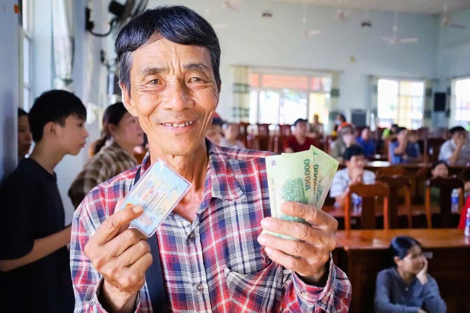 Đồng Nai: Công an xã đi từng ngõ, gõ cửa từng nhà mang quà Tết Độc lập đến người dân- Ảnh 4. Đồng Nai: Công an xã đi từng ngõ, gõ cửa từng nhà mang quà Tết Độc lập đến người dân- Ảnh 4.