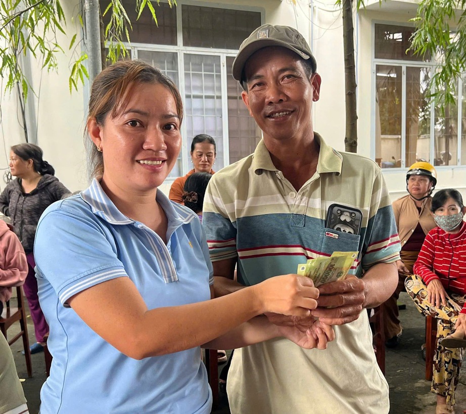 Đồng Nai: Công an xã đi từng ngõ, gõ cửa từng nhà mang quà Tết Độc lập đến người dân- Ảnh 5. Đồng Nai: Công an xã đi từng ngõ, gõ cửa từng nhà mang quà Tết Độc lập đến người dân- Ảnh 5.