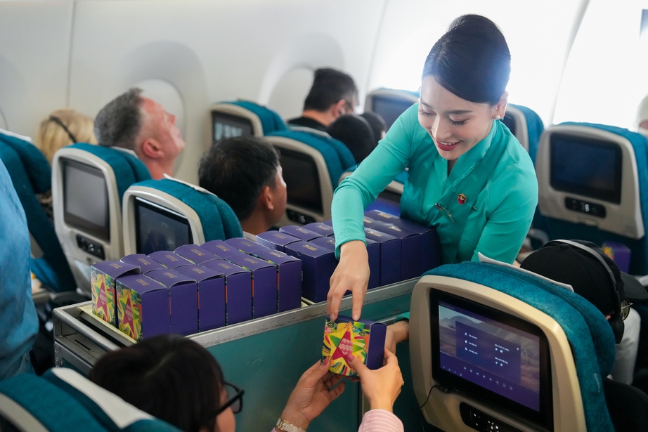 Khách bay Vietnam Airlines được thưởng thức bánh trung thu miễn phí- Ảnh 4.