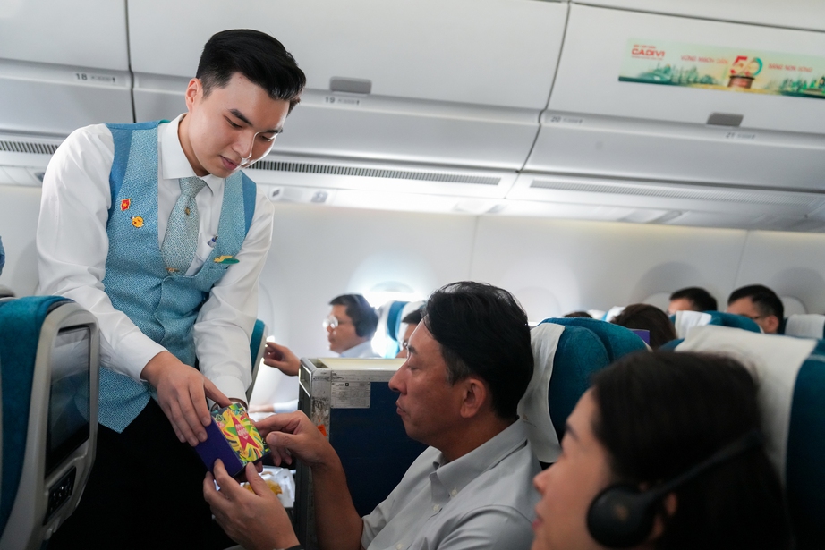 Khách bay Vietnam Airlines được thưởng thức bánh trung thu miễn phí- Ảnh 6.