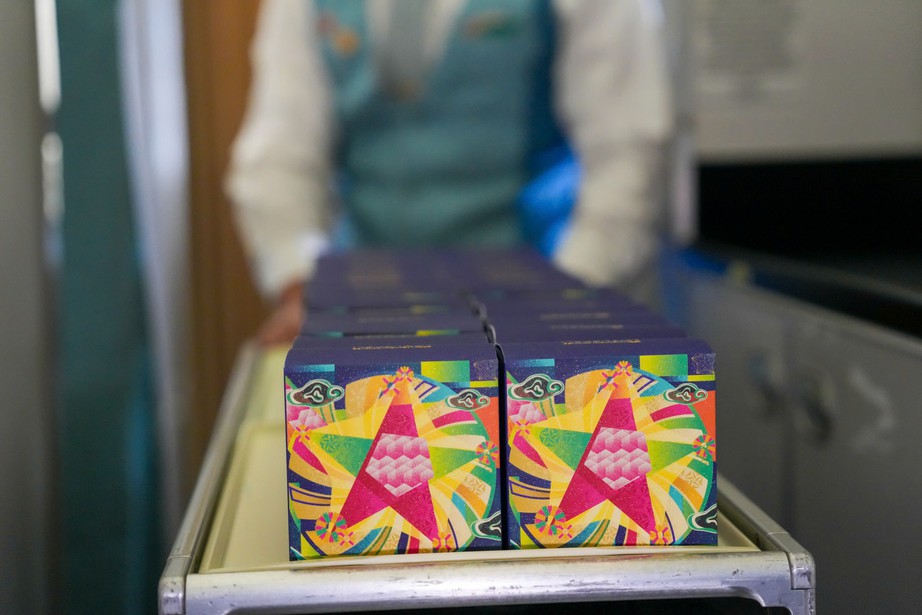 Khách bay Vietnam Airlines được thưởng thức bánh trung thu miễn phí- Ảnh 5.
