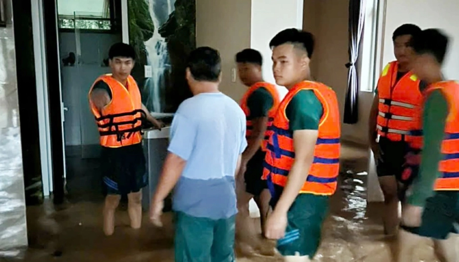 Đồng Nai: Mưa lớn liên tiếp, lũ dâng nhanh, bộ đội trắng đêm sơ tán dân khỏi biển nước- Ảnh 2.