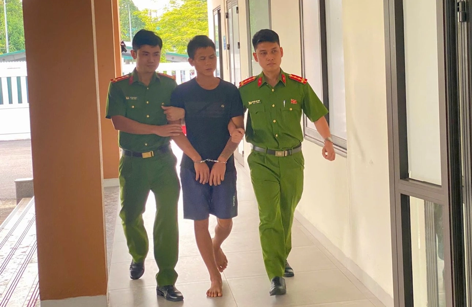 Thanh Hóa: Đối tượng say xỉn mang dao đến trụ sở chém phó công an xã bị thương- Ảnh 1.