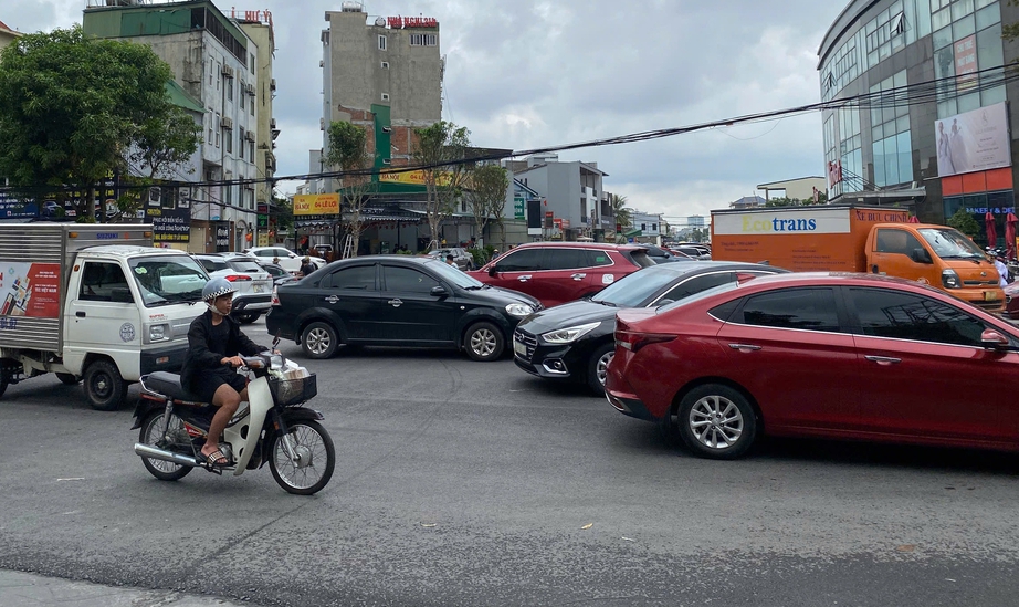 Nghệ An: Ngã tư kẹt xe nhất thành Vinh bao giờ hết tắc?- Ảnh 4.