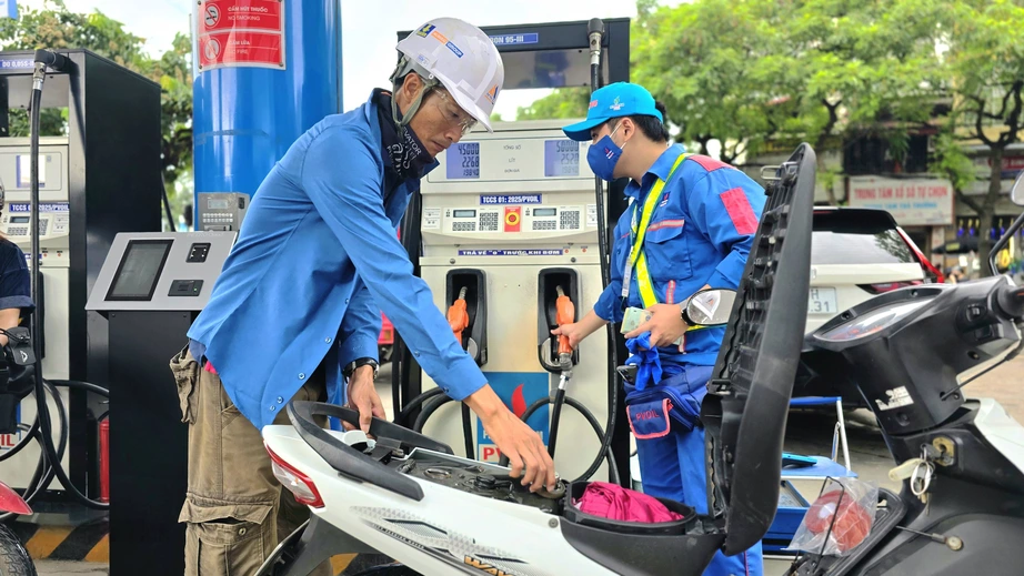 Giá xăng dầu đồng loạt tăng, RON 95 vượt 20.600 đồng/lít- Ảnh 1. Giá xăng dầu đồng loạt tăng, RON 95 vượt 20.600 đồng/lít- Ảnh 1.